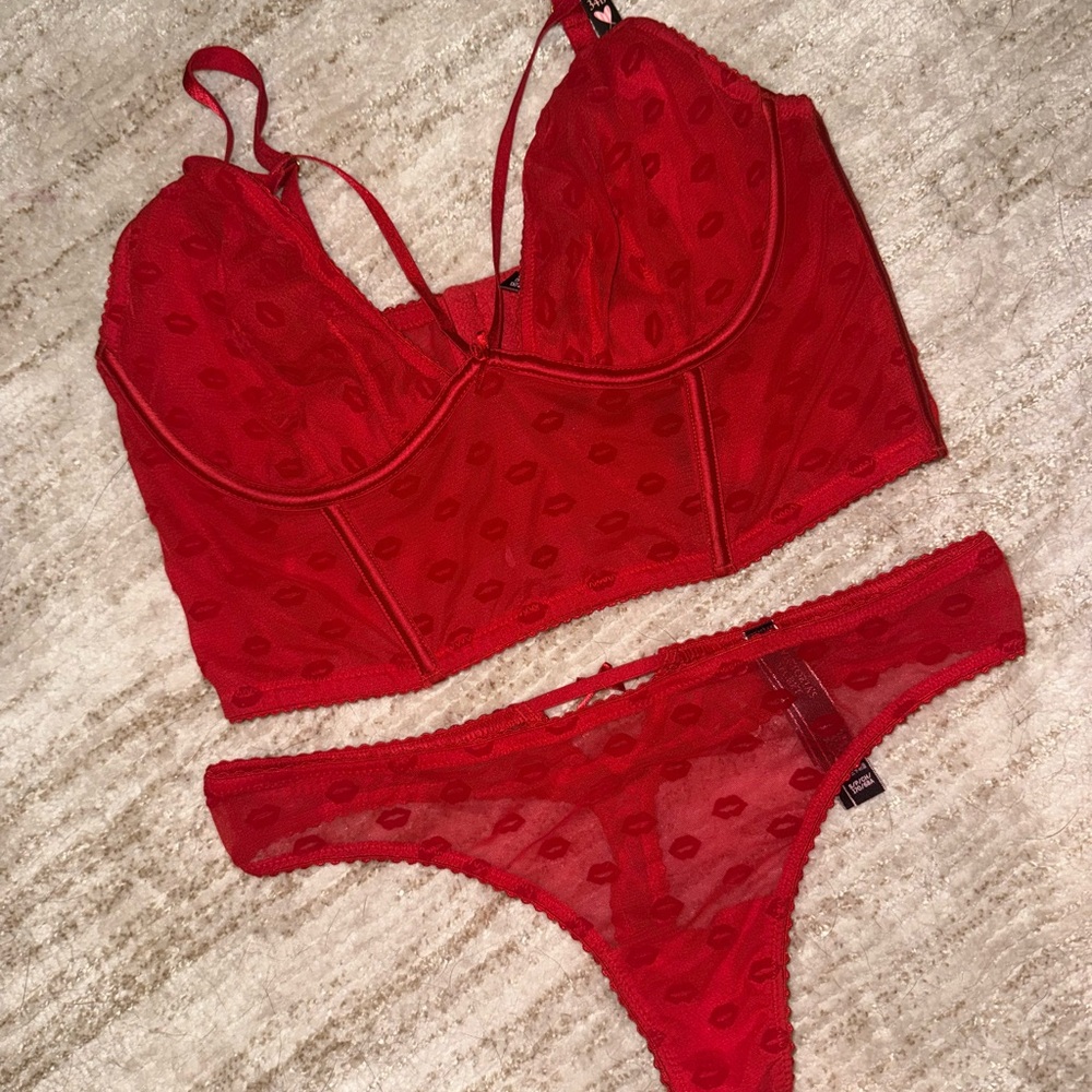 New Victoria’s Secret Very Sexy Mesh and Velvet Lip Print Bra and Thong